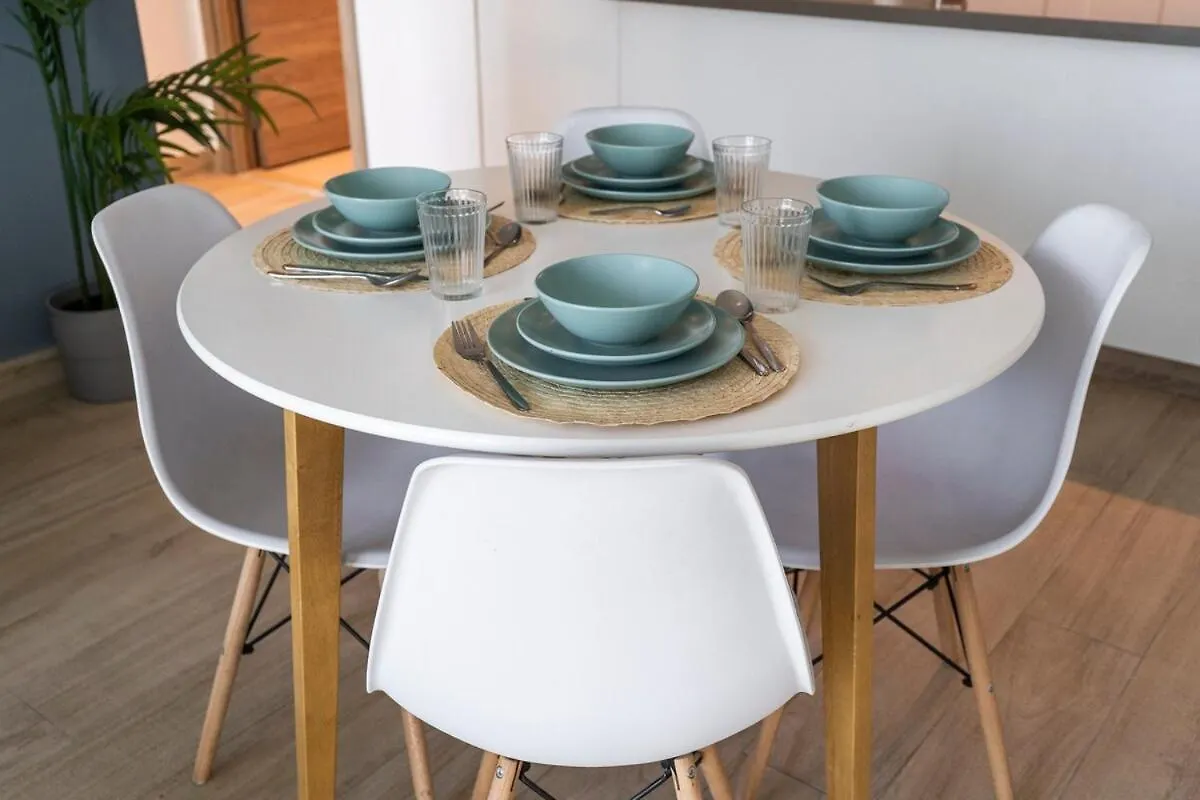 Airy 1-Bedroom Apartment Coastal-Style In Dubai Marina