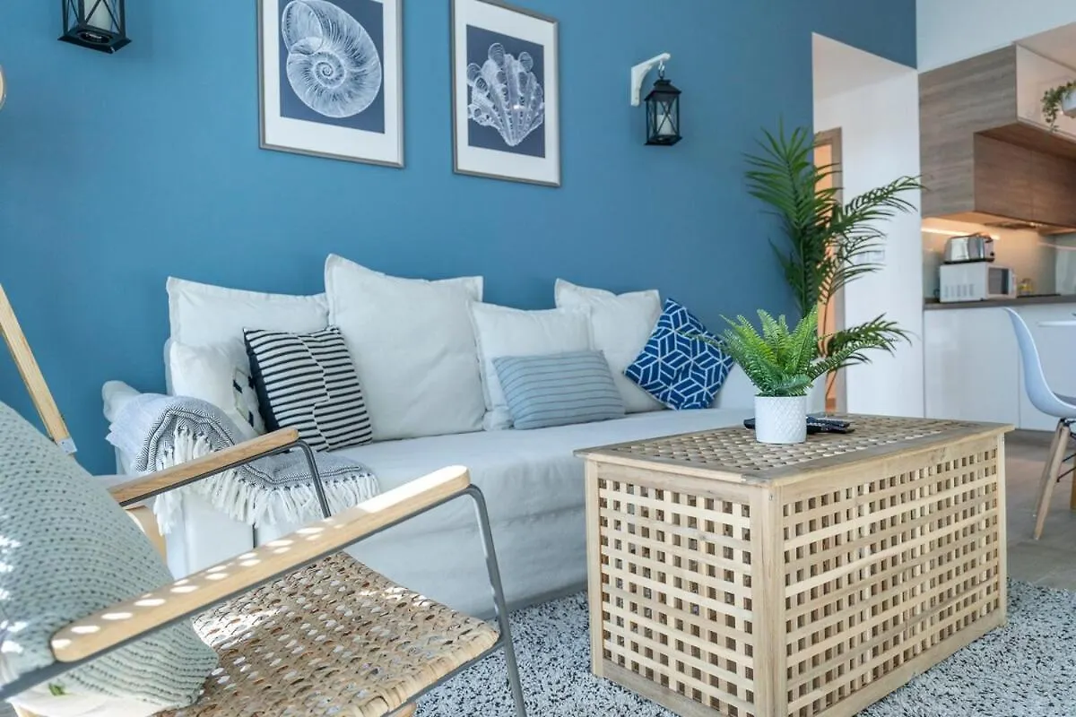 Airy 1-Bedroom Apartment Coastal-Style In Dubai Marina