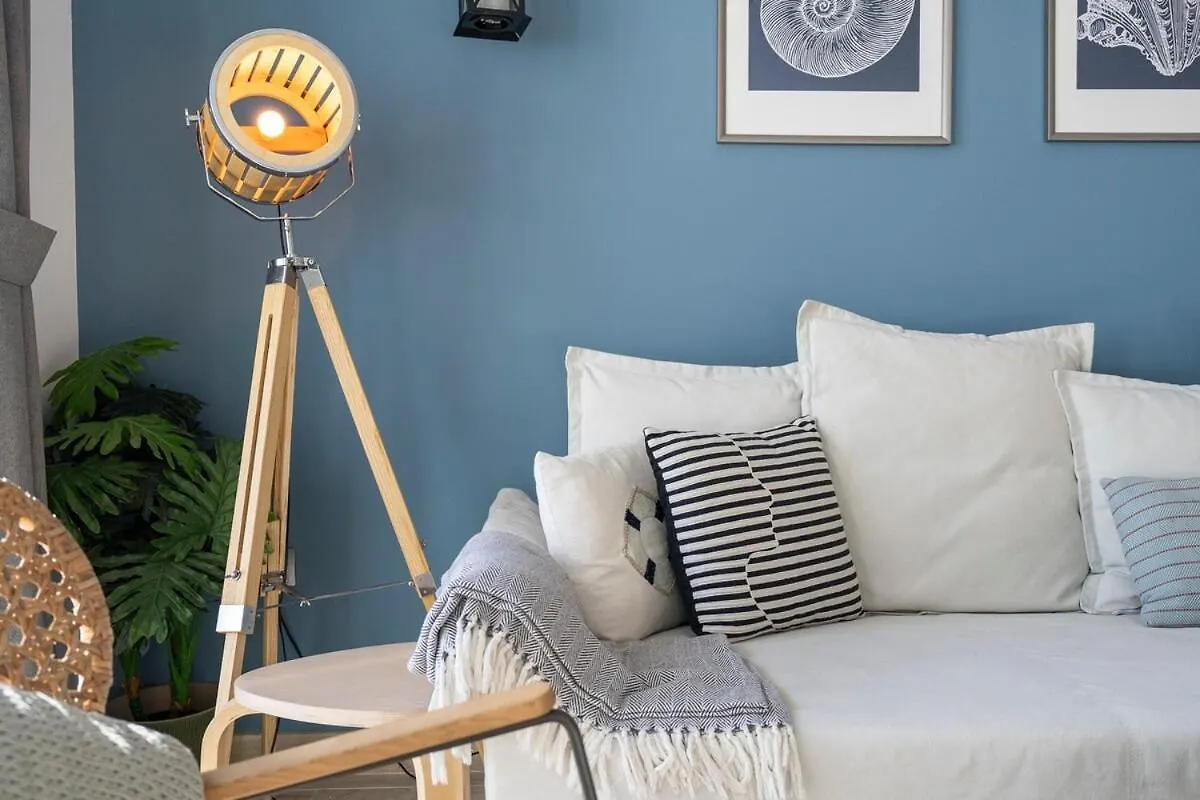 Airy 1-Bedroom Apartment Coastal-Style In Dubai Marina