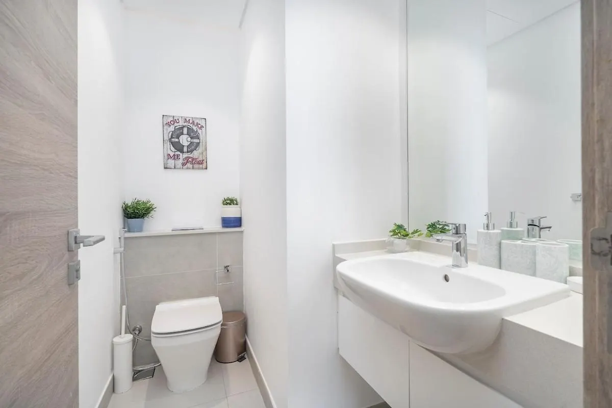 Airy 1-Bedroom Apartment Coastal-Style In Dubai Marina