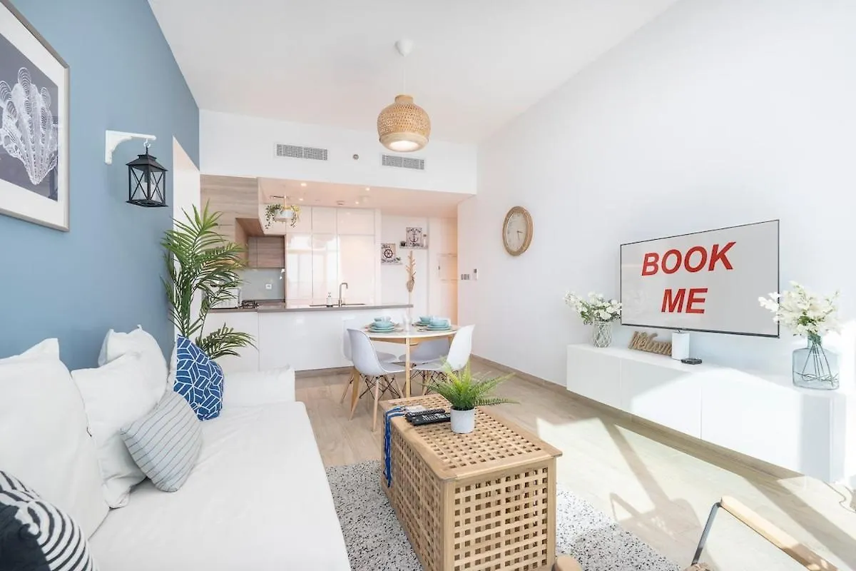 Airy 1-Bedroom Apartment Coastal-Style In Dubai Marina