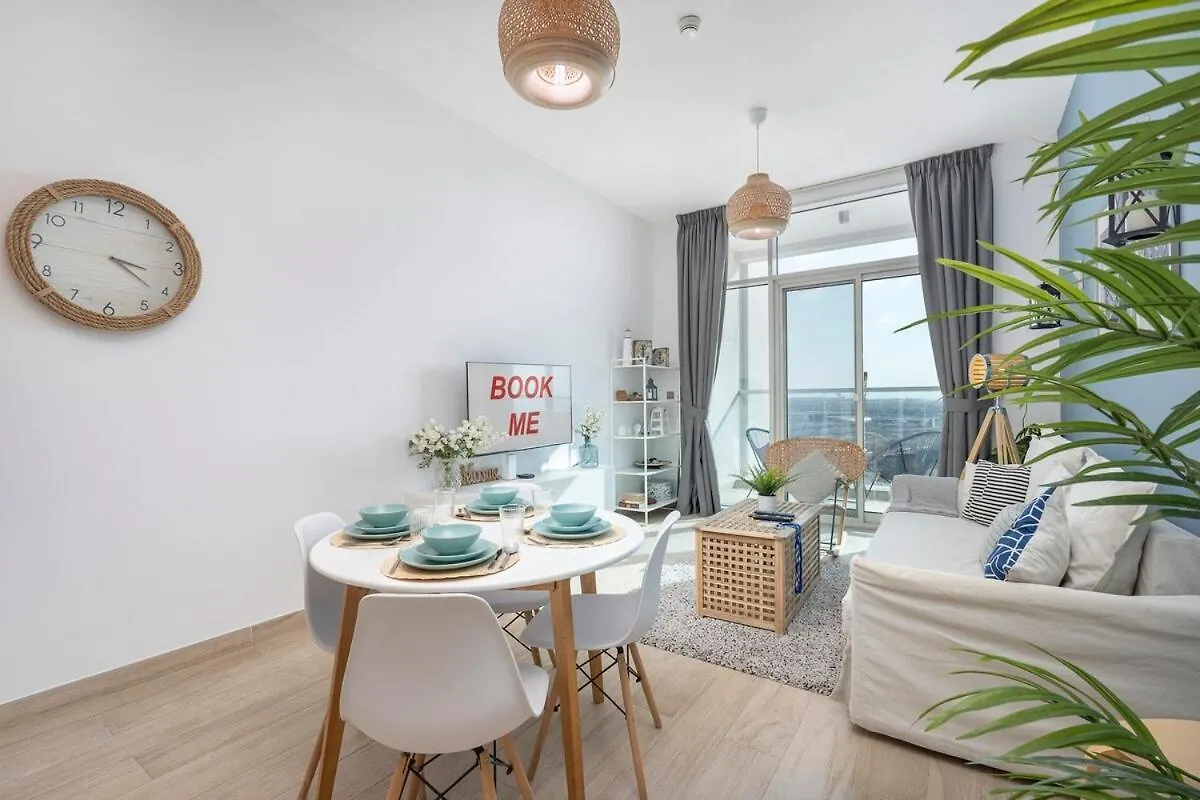 Airy 1-Bedroom Apartment Coastal-Style In Dubai Marina
