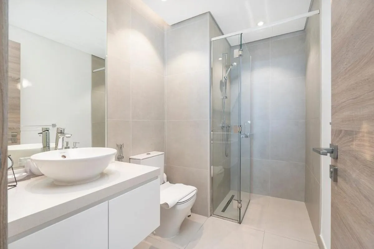 Airy 1-Bedroom Apartment Coastal-Style In Dubai Marina