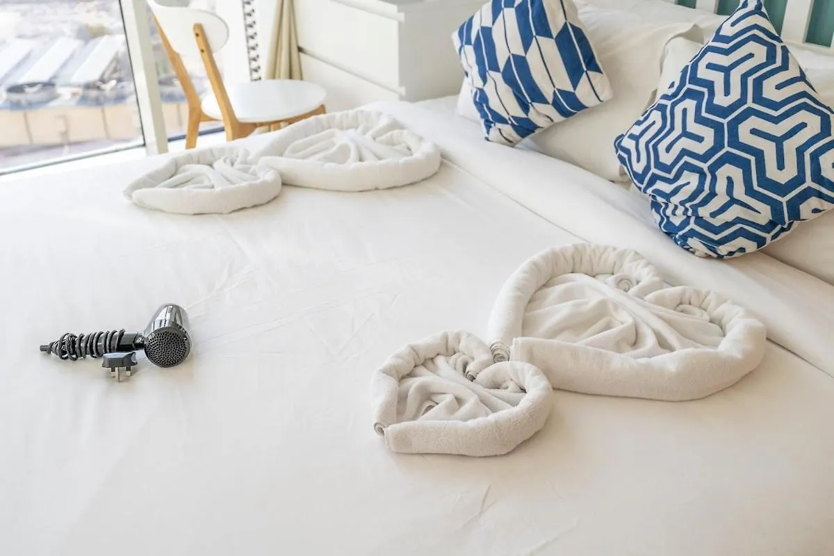 Airy 1-Bedroom Apartment Coastal-Style In Dubai Marina