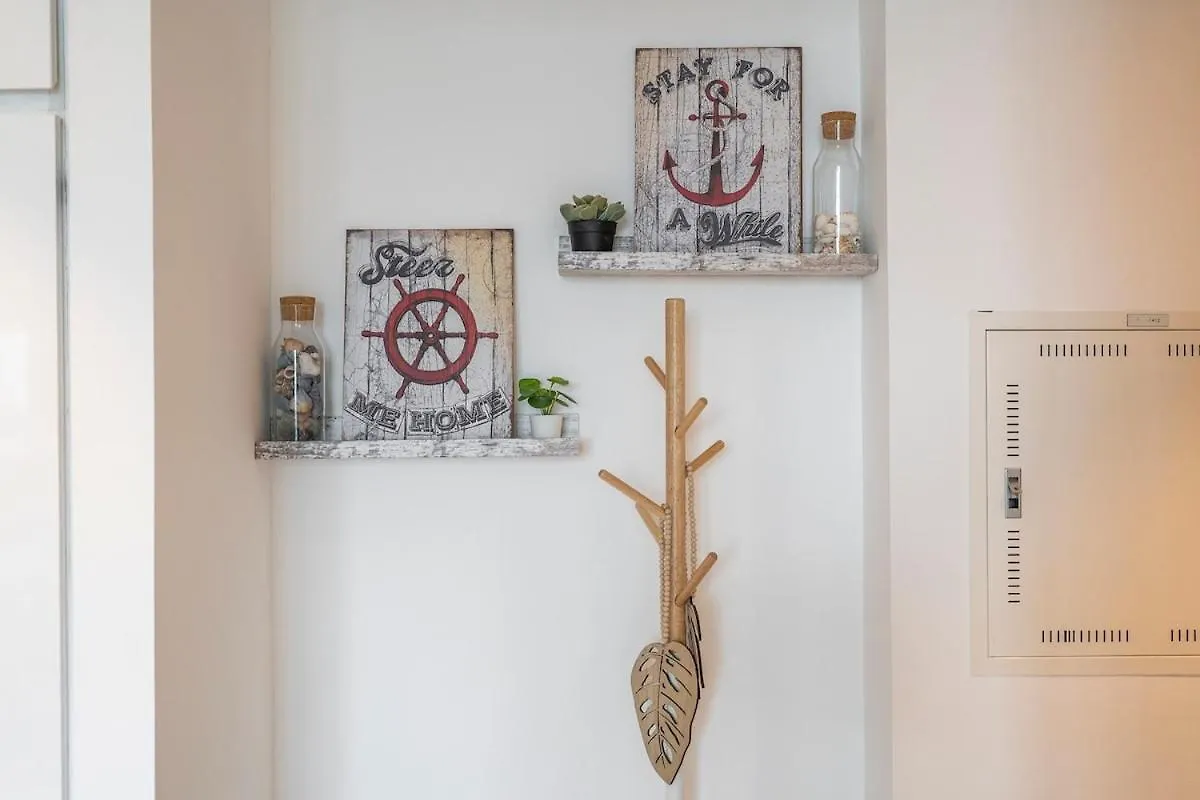 Airy 1-Bedroom Apartment Coastal-Style In Dubai Marina