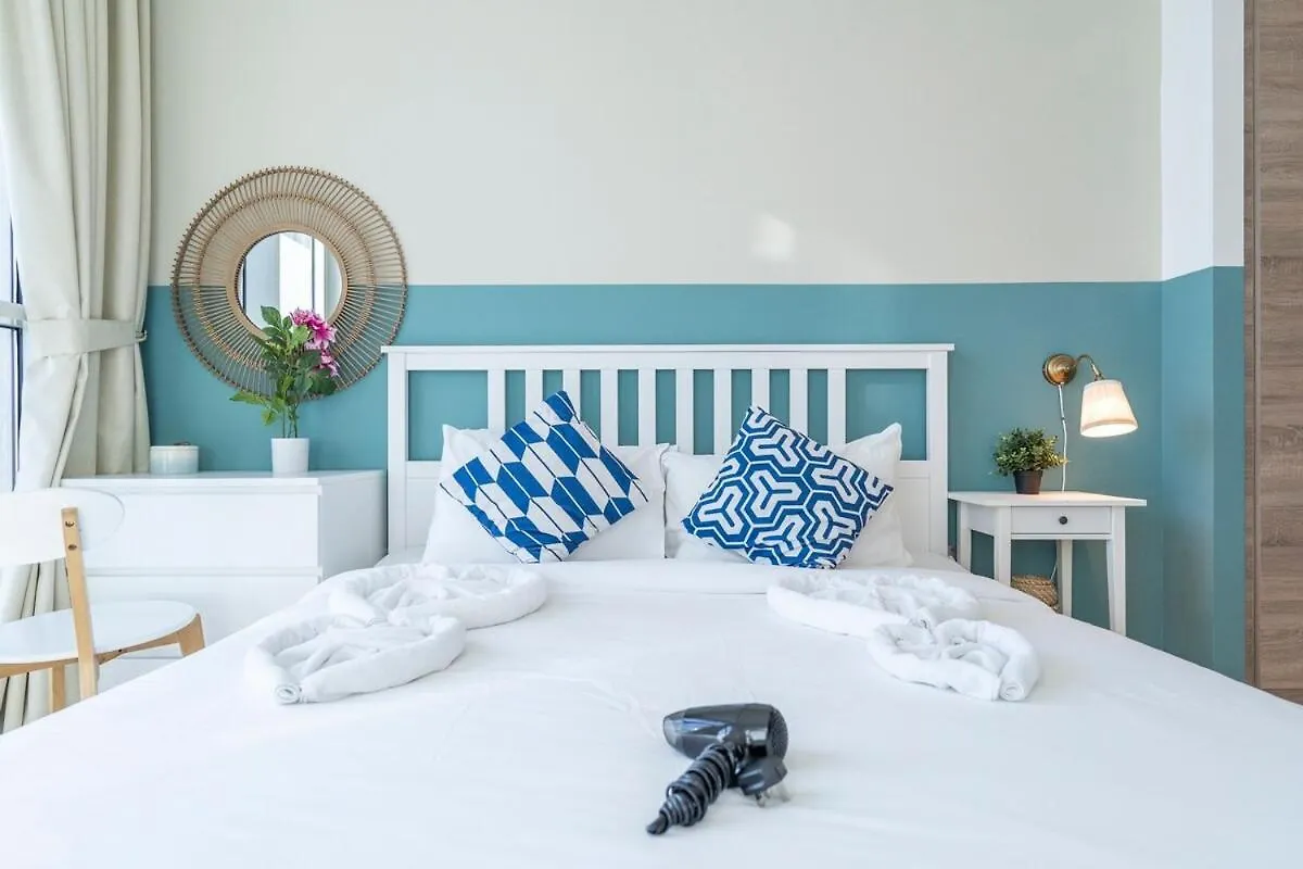Airy 1-Bedroom Apartment Coastal-Style In Dubai Marina