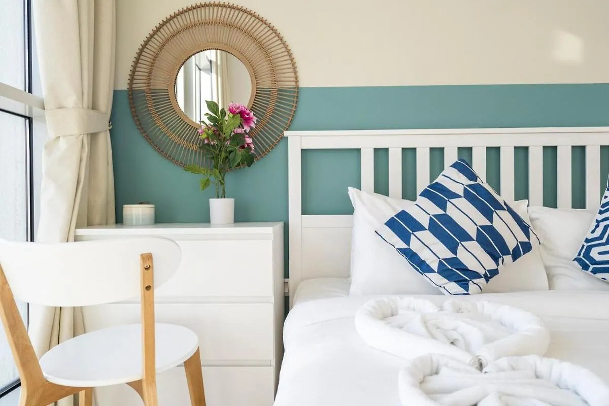 Airy 1-Bedroom Apartment Coastal-Style In Dubai Marina 0*,