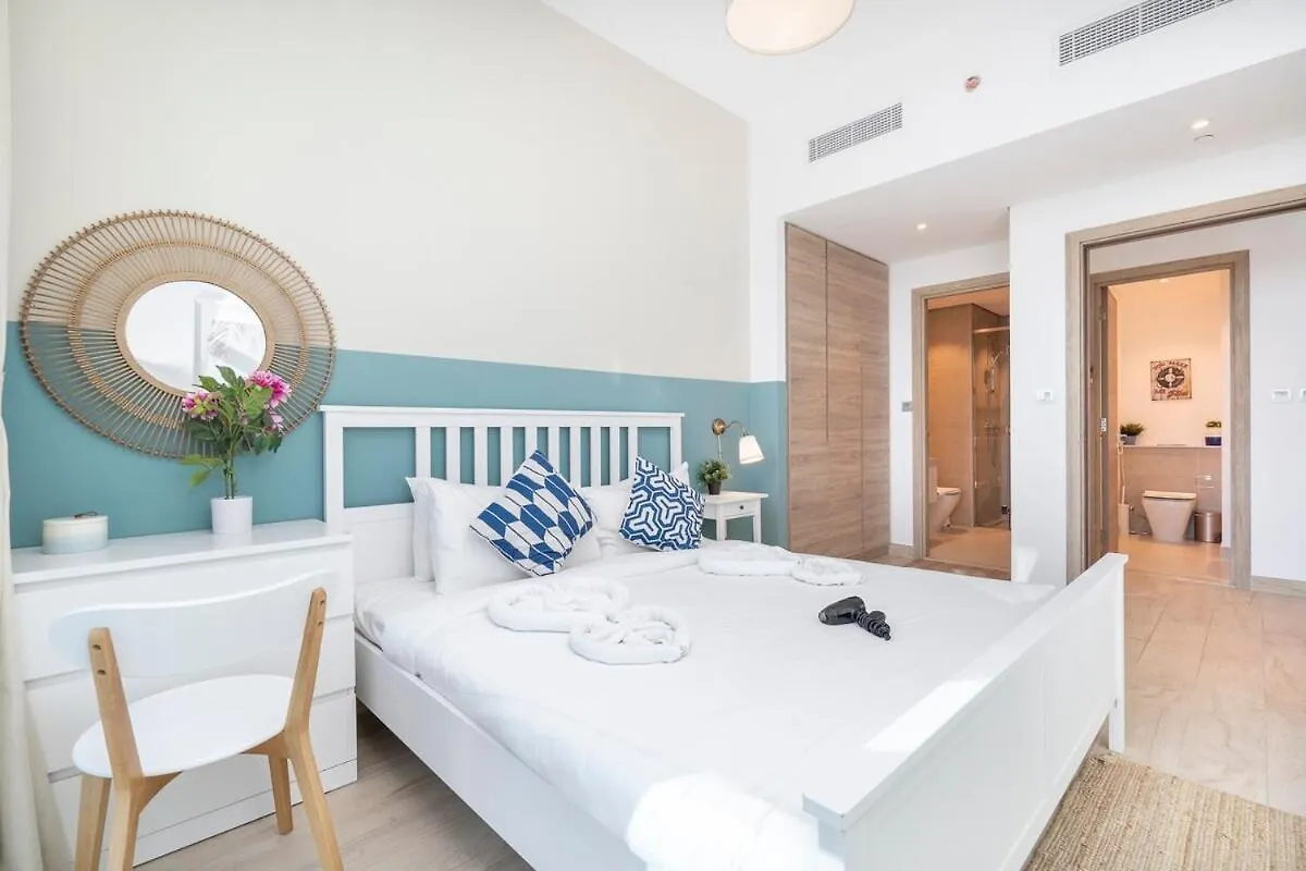 Airy 1-Bedroom Apartment Coastal-Style In Dubai Marina