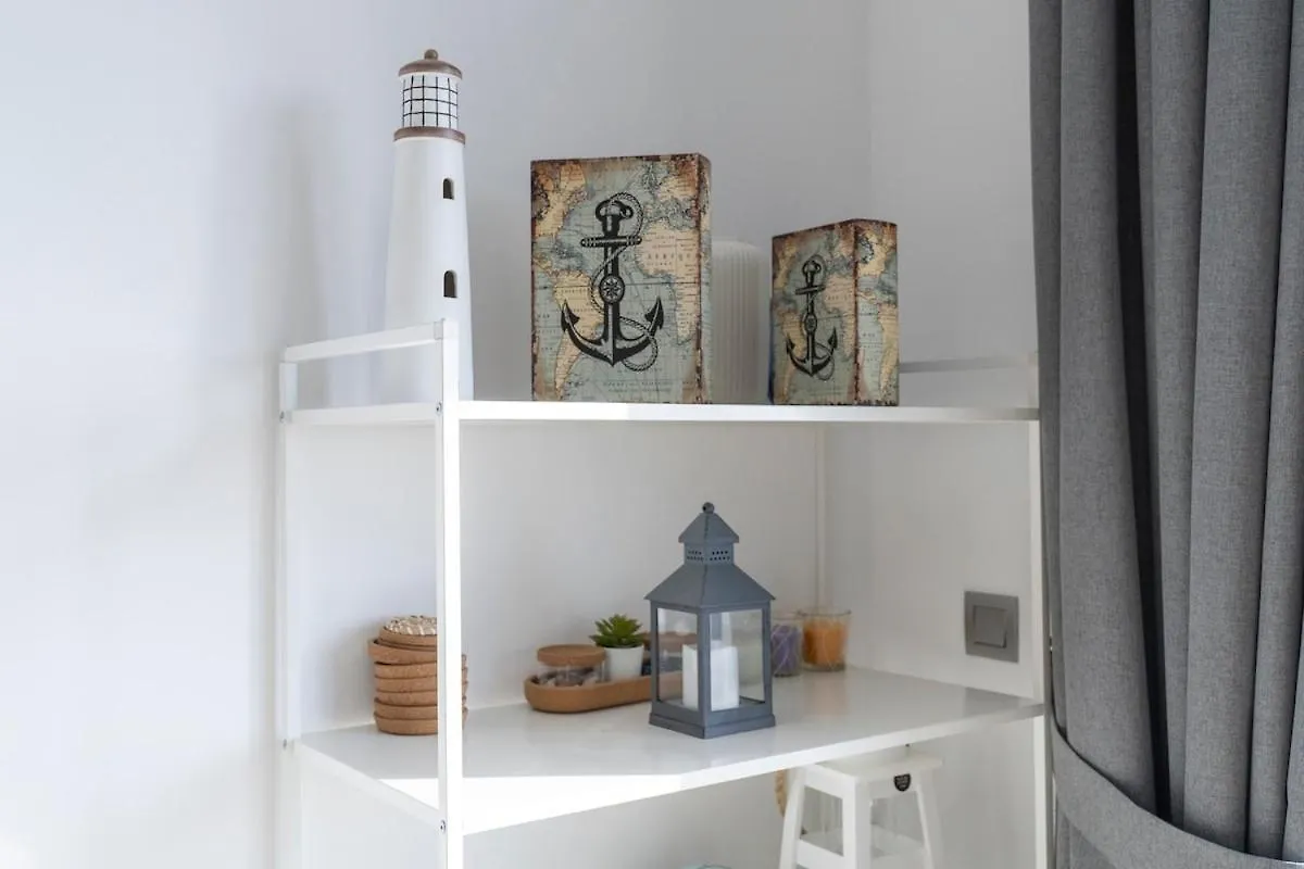 Airy 1-Bedroom Apartment Coastal-Style In Dubai Marina