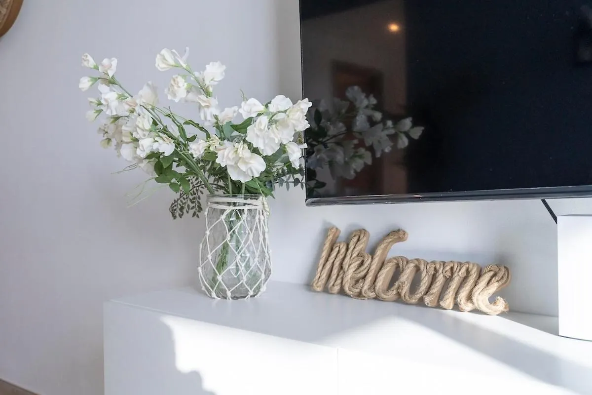 Airy 1-Bedroom Apartment Coastal-Style In Dubai Marina United Arab Emirates