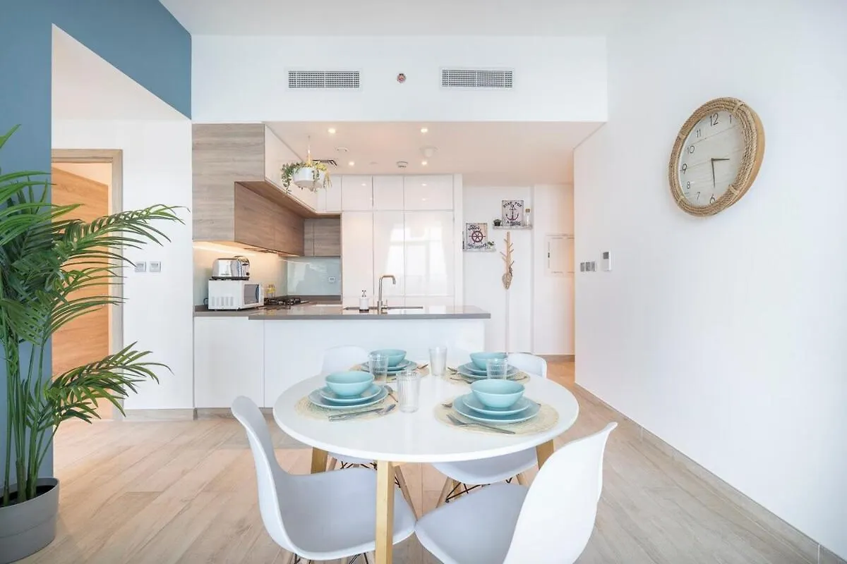 Airy 1-Bedroom Apartment Coastal-Style In Dubai Marina
