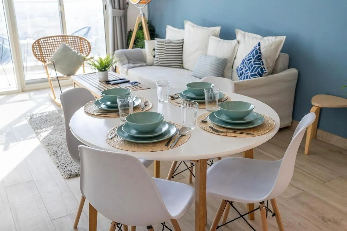 Airy 1-Bedroom Apartment Coastal-Style In Dubai Marina