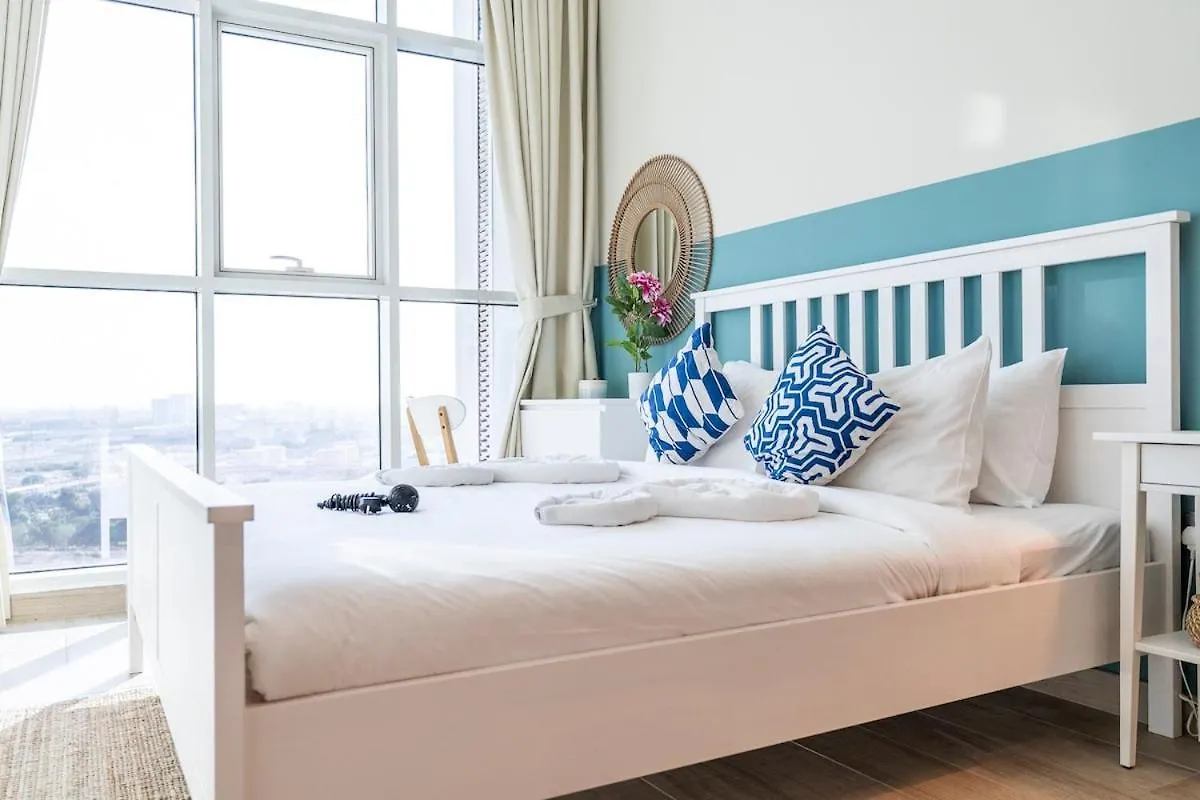 Airy 1-Bedroom Apartment Coastal-Style In Dubai Marina