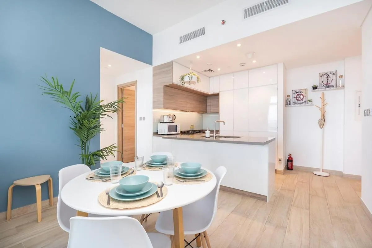 Airy 1-Bedroom Apartment Coastal-Style In Dubai Marina