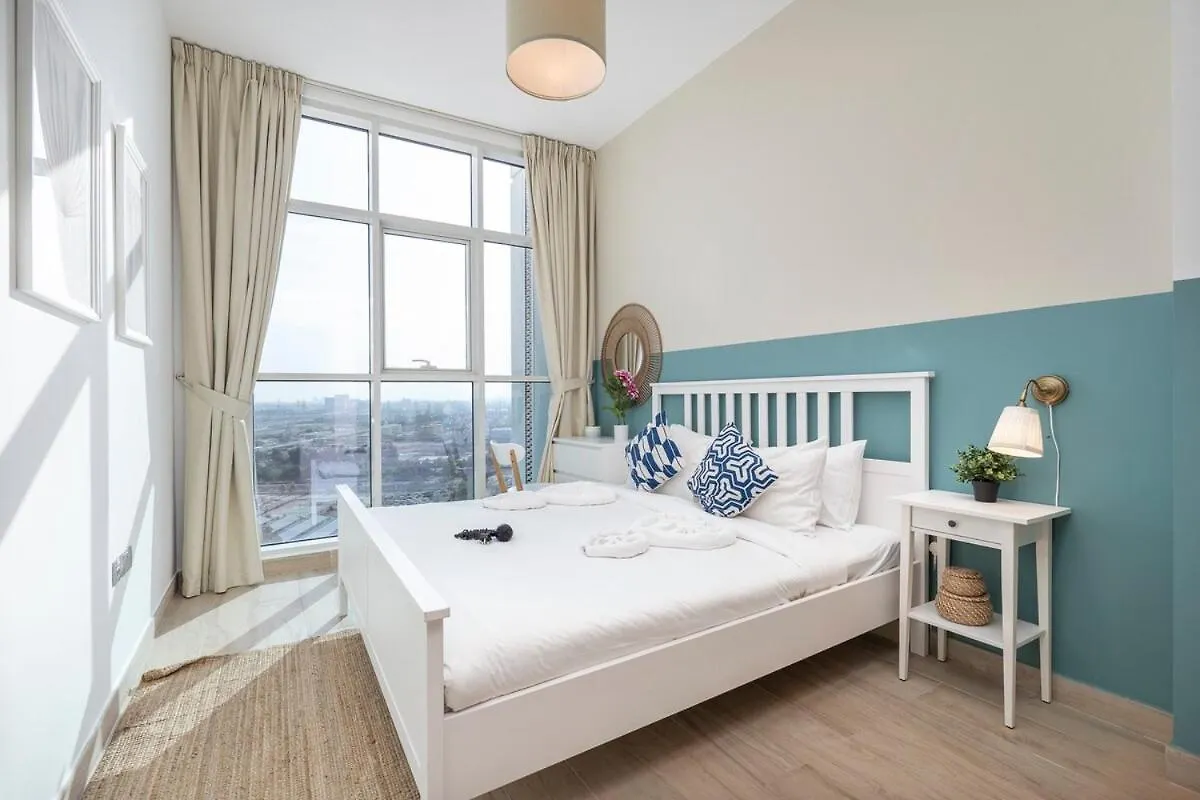 Airy 1-Bedroom Apartment Coastal-Style In Dubai Marina