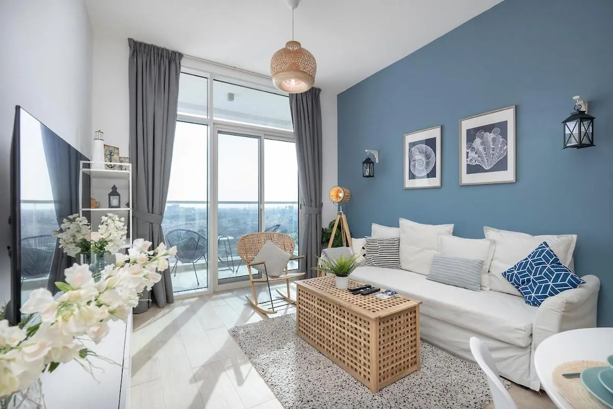 Airy 1-Bedroom Apartment Coastal-Style In Dubai Marina