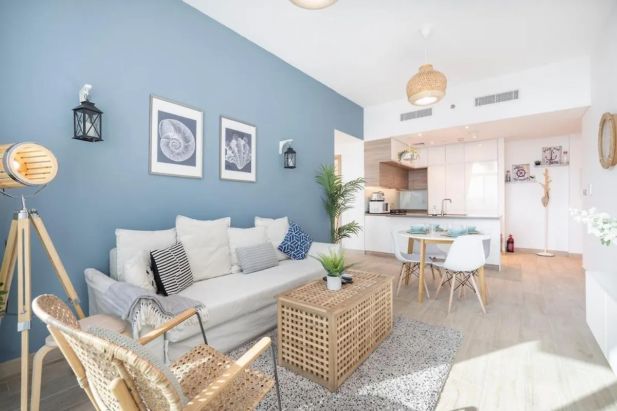 Airy 1-Bedroom Apartment Coastal-Style In Dubai Marina